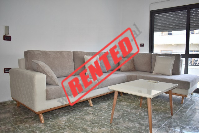 Apartament 2+1 per qira prane rruges Jordan Misja, ne Tirane.
Banesa eshte e pozicionuar ne katin e